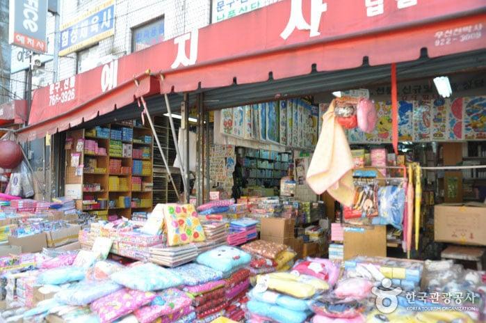 Dongdaemun-Toys-and-Stationery-Street-2