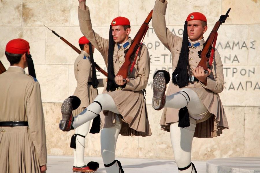 9-2_changing-of-the-guard-on-syntagma-square