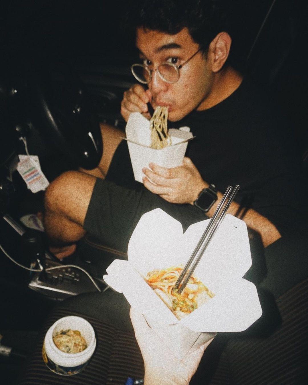 po noodle bar makan di mobil